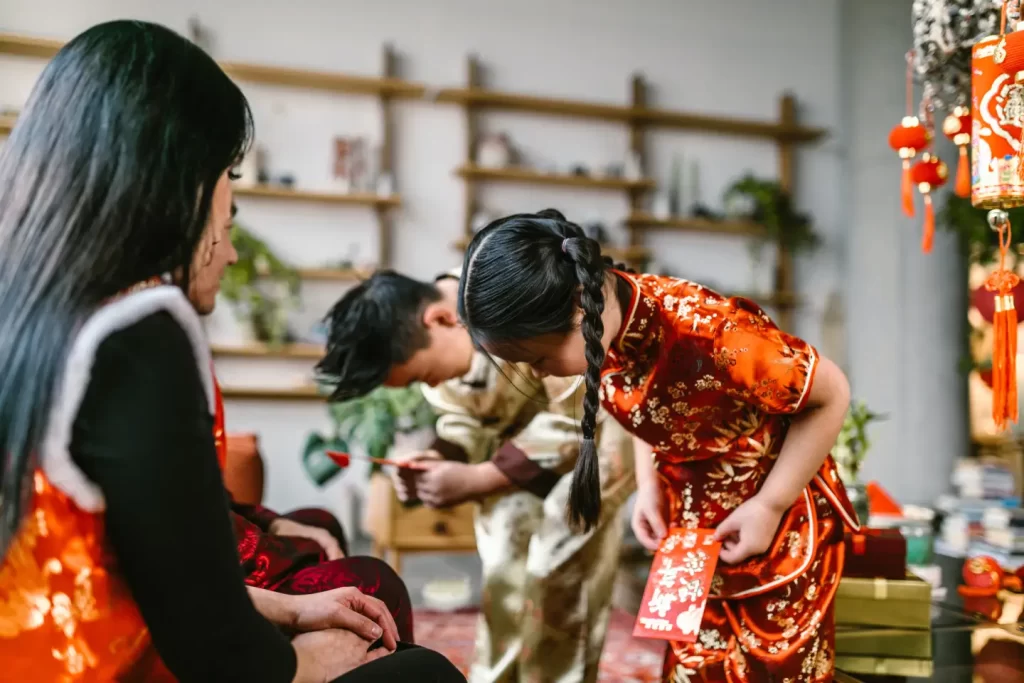 chinese-family-tradition-children-bow-to-parents